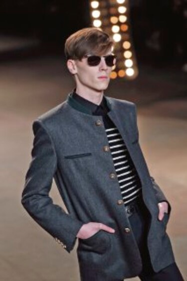Versión ´rock´ de Saint Laurent cerró la moda masculina
