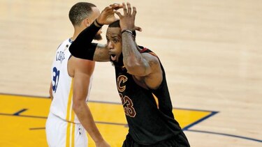 LeBron anota 51, pero los Cavs fallan al final y los Warriors pegan primero