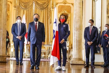 Presidente Cortizo entrega la bandera a la delegación que irá a los Juegos de Tokio