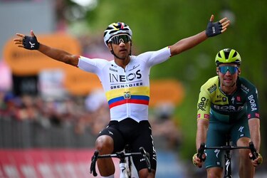 El ecuatoriano Narváez gana la primera etapa y es el primer líder del Giro