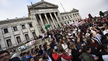 Maestros desafían al gobierno por segundo día; exigen mejores salarios