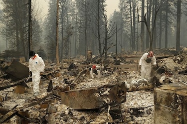 Agilizan búsqueda de restos tras incendio en California