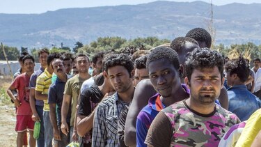 Italia adopta un duro decreto contra los migrantes