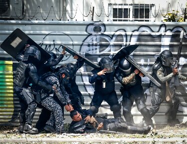 Violentos disturbios entre obreros y policías dejan 16 heridos y más de 500 personas detenidas