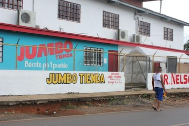 Denuncian a director del IMA por desecho de mercancía de jumbo tienda