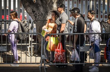 Trump planea grandes centros de detención para migrantes ilegales antes de su expulsión, según ‘CNN’