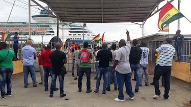 Trabajadores protestan en la entrada del puerto de cruceros de Colón