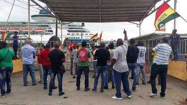 Trabajadores protestan en la entrada del puerto de cruceros de Colón