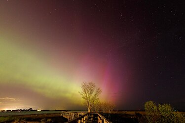 Condiciones geomagnéticas extremas continuarán el domingo con auroras boreales, según NOAA