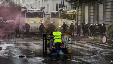 Macron reunirá a la oposición para buscar salida a la crisis de los 'chalecos amarillos'