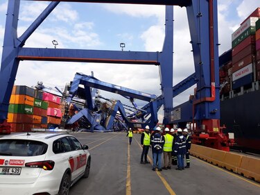 Video: un buque de contenedores derriba tres grúas en un puerto en Turquía