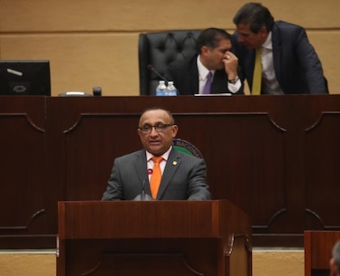 A debate, proyectos de ley '120 a los 65' y aumento de la beca universal