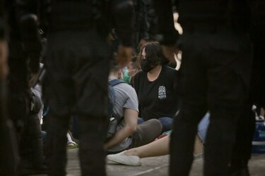 Repudian agresión de una subteniente contra manifestante universitaria; jóvenes se presentan ante un juez de paz