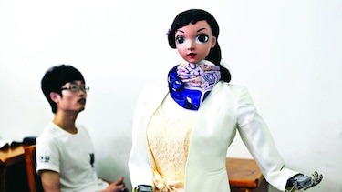 Universidad acoge primera clase DADA por un robot