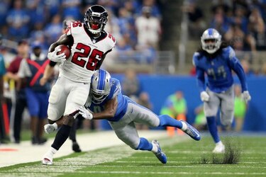 Falcons  derrotan a Lions con ayuda de video