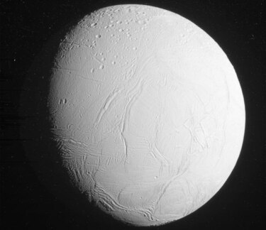 La nave Cassini envía las primeras imágenes de la luna helada de Saturno