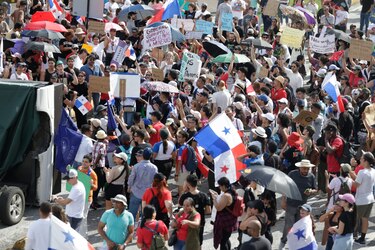 ‘Abajo el contrato minero’ piden los ciudadanos en una protesta en la cinta costera