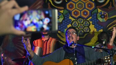 'Cantante de las FARC' brinda concierto en un bar de Bogotá