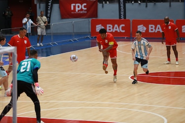 Panamá y Argentina regalaron una noche de recuerdos en partido de leyendas mundialistas