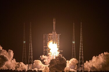 Nave de carga con provisiones y equipos se acopla en módulo de estación espacial china
