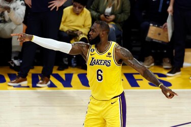 LeBron James dice que todavía no sabe su futuro y pide silencio