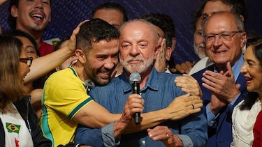 El ‘ejército digital’ de 10 millones de personas en WhatsApp que ayudó a Lula a lograr una victoria histórica