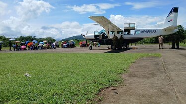 Padres de familia y estudiantes cierran pista en Jaqué exigiendo nombramientos de docentes; avión de Air Panamá no puede despegar