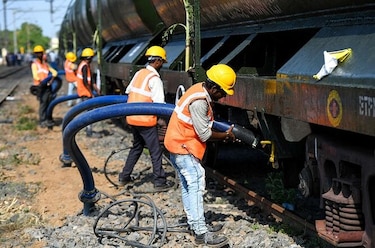 Tren con 50 vagones lleva agua a ciudad india afectada por la sequía