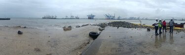 Colapsa torre de señalización en Bahía de Manzanillo por fuertes vientos; marejadas causan daños a muelle