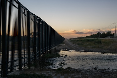 Estados Unidos dice que ya no quedan migrantes debajo de un puente en Texas