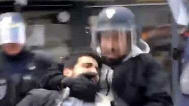 Macron despide a un colaborador detenido por golpear a un manifestante