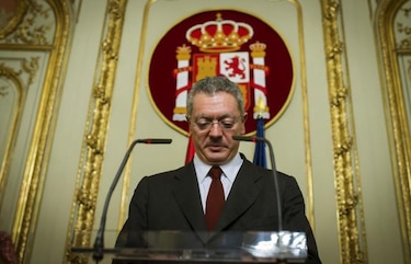 España retira reforma de aborto, renuncia ministro