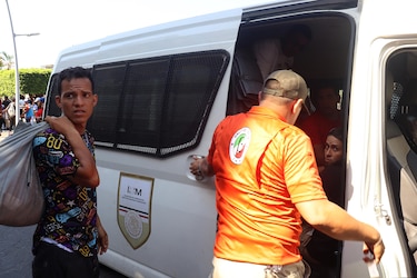 Localizan en México a 350 migrantes hacinados y deshidratados en la caja de un tráiler