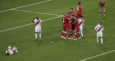 Perú cae 1-0 ante Dinamarca en su retorno mundialista