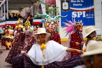 Así transcurren los coloridos desfiles por el día de los Símbolos Patrios