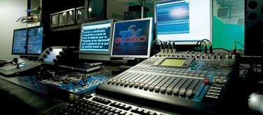 Organizaciones civiles protestan por cierre de canal opositor en Honduras