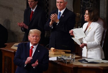 La líder demócrata Nancy Pelosi rompe el discurso de Donald Trump ante el Congreso