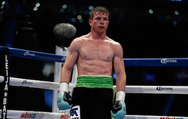 Canelo Álvarez renuncia a su título del CMB