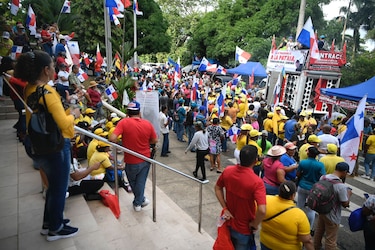 Docentes molestos por retención de salarios; Copeme llama al diálogo abierto