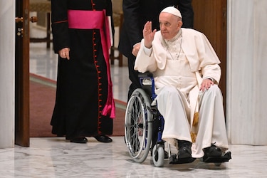 Papa pospone visita a Líbano por motivos de salud