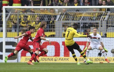 Dortmund golea a Leverkusen, Bayern se aleja en la cima