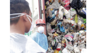 Filipina regresa a Canadá contenedores con basura