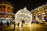 Así se ilumina el mundo para recibir la Navidad