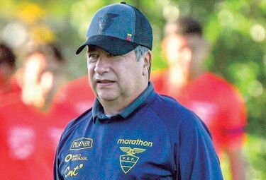 Federación ecuatoriana de fútbol aprueba salida del técnico colombiano Bolillo Gómez
