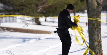 Mueren dos policías y un paramédico en un tiroteo en Minesota, Estados Unidos