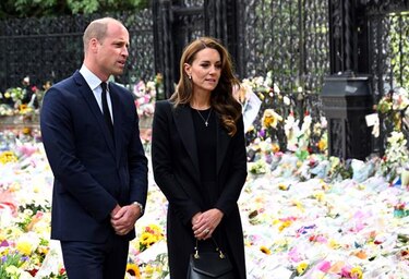 Los príncipes de Gales visitan los tributos florales a Isabel II en Sandringham