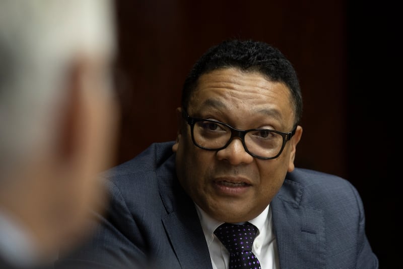 Viaje a Brasil de Dino Mon escala: denuncia en la Antai y una solicitud de remoción 