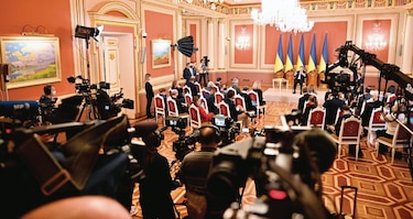 Presidente de Ucrania pide no sembrar el pánico; Macron y Putin defienden desescalada