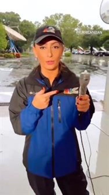 Una reportera protegió su micrófono con un condón en una transmisión en directo sobre el huracán Ian