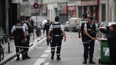 Policía libera ilesos a dos rehenes y detiene a captor en París
